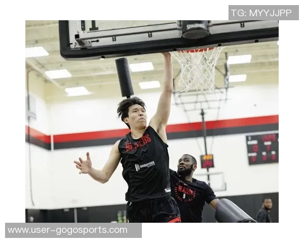 杨瀚森在防挡拆时沉退过多对抗明星后卫显得力不从心