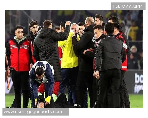 费内巴切两球员袭击加拉塔萨雷总监获16个月缓刑判决